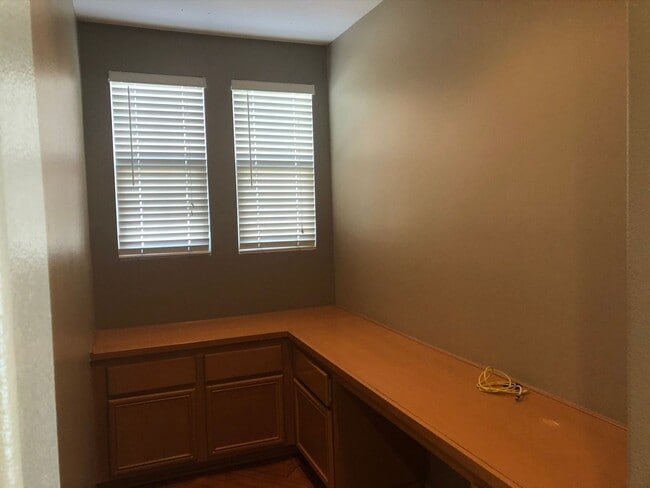 Building Photo - Comfort and convenience in this 2 bedroom 2 bathroom home