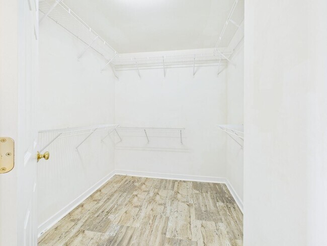 Building Photo - Charming 5-Bedroom 2.5 Bathroom Home locat...