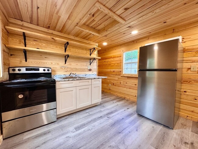 Building Photo - 1 Bedroom/1 Bathroom Tiny Home in Southside