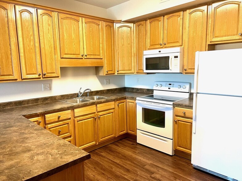 Kitchen - 130 Oakridge Ave