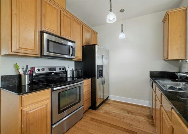 Building Photo - 13420 Lyndhurst St