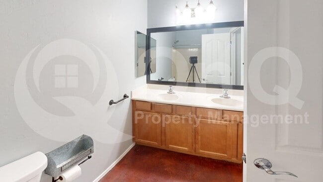 Building Photo - 1419 W Red Creek Dr