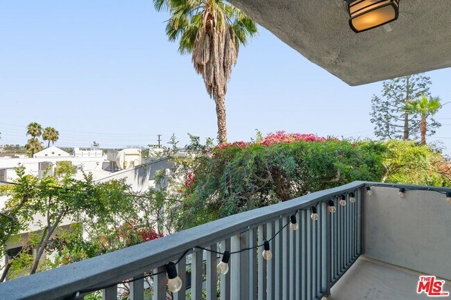 Building Photo - 1134 Alta Loma Rd