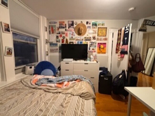 Building Photo - Don't Miss out on this giant 3 bed in the North End