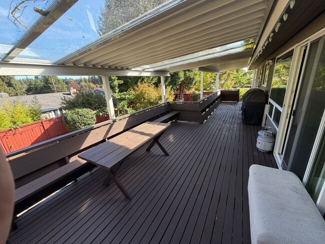 Building Photo - Top Floor Unit in Tastefully Updated Home!