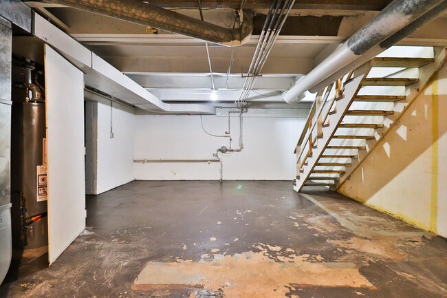 Building Photo - 925 N Prairie Ave