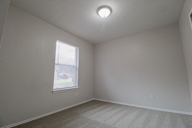 Building Photo - 511 Mathis Mdw