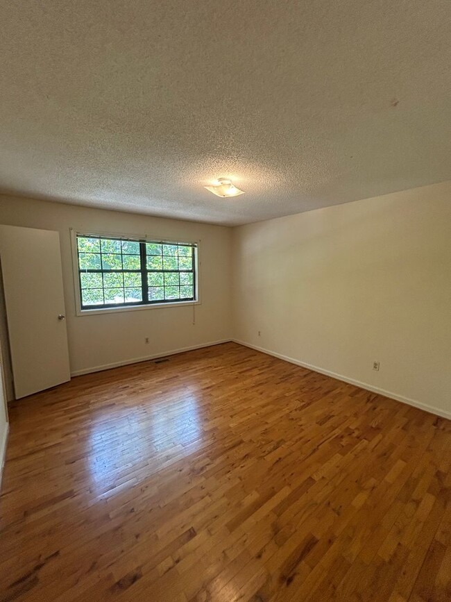 Building Photo - Townhome in the heart of Carrboro! First M...