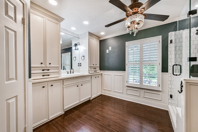 Building Photo - 2111 Riverside Dr