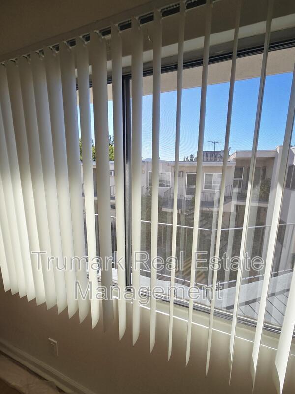 Building Photo - 345 E Tujunga Ave