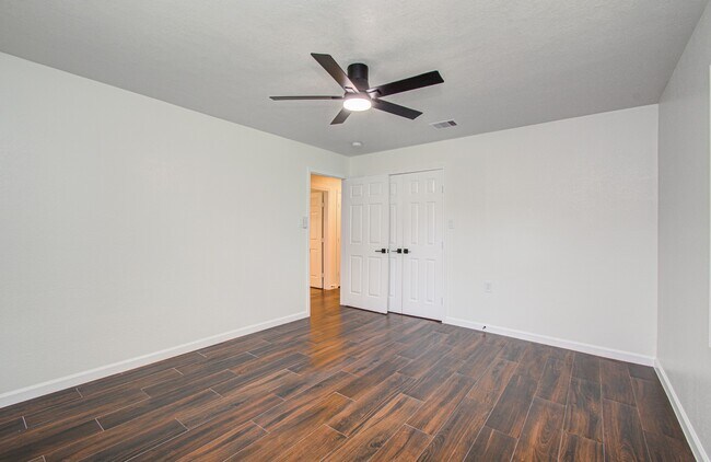Building Photo - 6930 S Oak Bend Dr