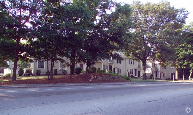 Primary Photo - Middle Street Townhouse Apartments