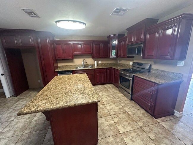 Building Photo - Wonderful 4-bed/3-bath gated home in Azusa.