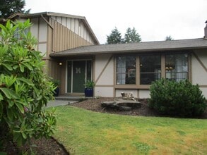 Building Photo - 3 Bedroom, 2.5 bathroom split level home in University Place
