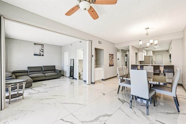 Building Photo - 7700 Seawall Blvd