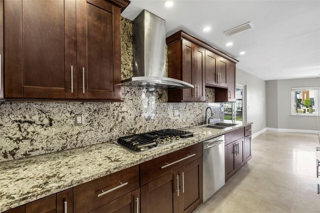 Building Photo - 633 Solar Isle Dr