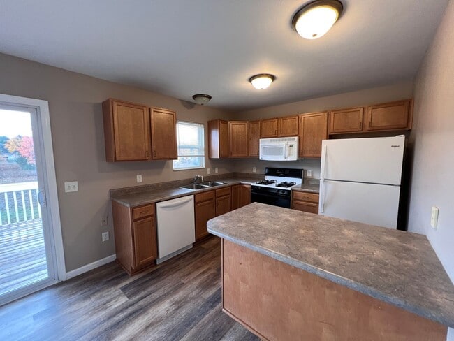 Building Photo - Spacious Split-Level Retreat Just Minutes ...