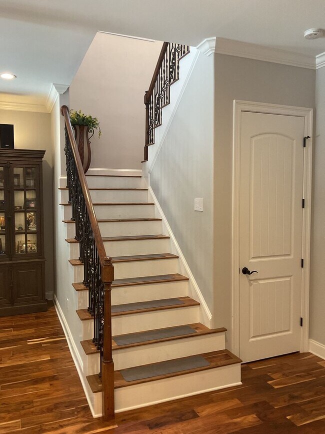 Building Photo - Southern Charm Meets Modern Luxury!!
