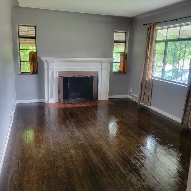 Building Photo - Beautiful 2 bed/1 bath near Grosse Pointe!...