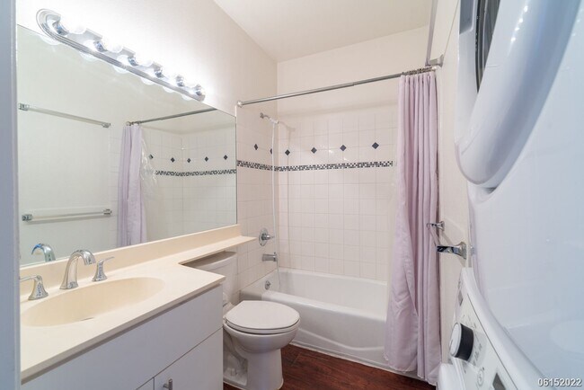 Building Photo - 2 Bedroom, 2 Bath Condo in Sun Rise Community