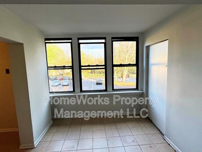 Building Photo - 9633 White Acre Rd