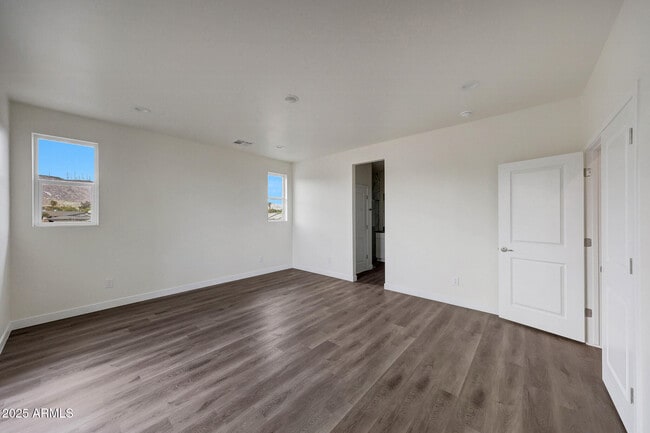 Building Photo - 921 E Desert Ln