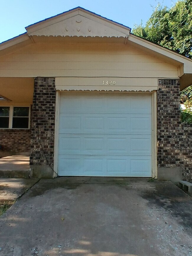Building Photo - Wonderful Kitchen & New flooring! FIRST FU...