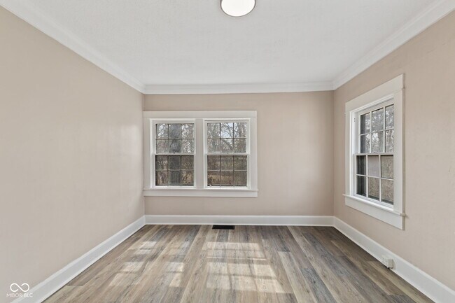 Building Photo - 320 Lockerbie St