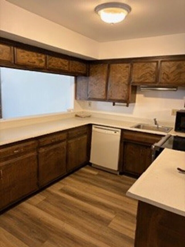 Building Photo - Northwood Estate Charmer