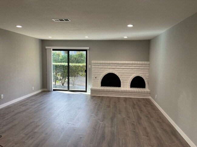 Building Photo - Yountville Condo