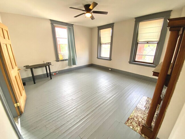 Building Photo - Spacious 5 bed/2 bath on Victor Mins. from...