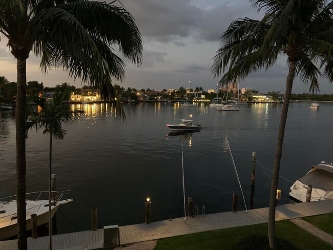 Building Photo - 2727 Yacht Club Blvd