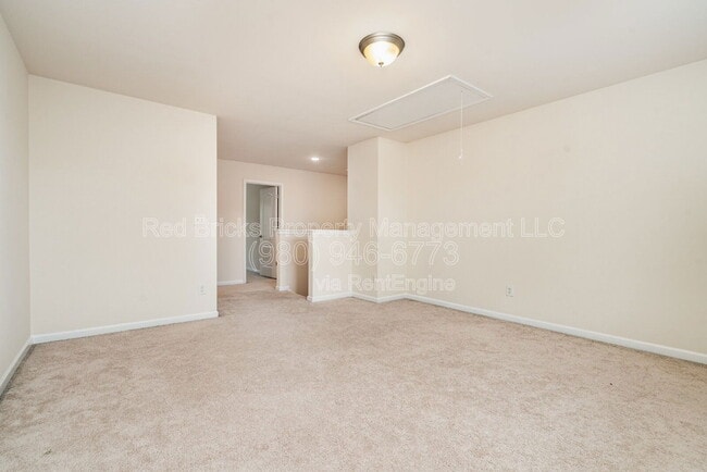 Building Photo - 493 Twelve Oaks Ln