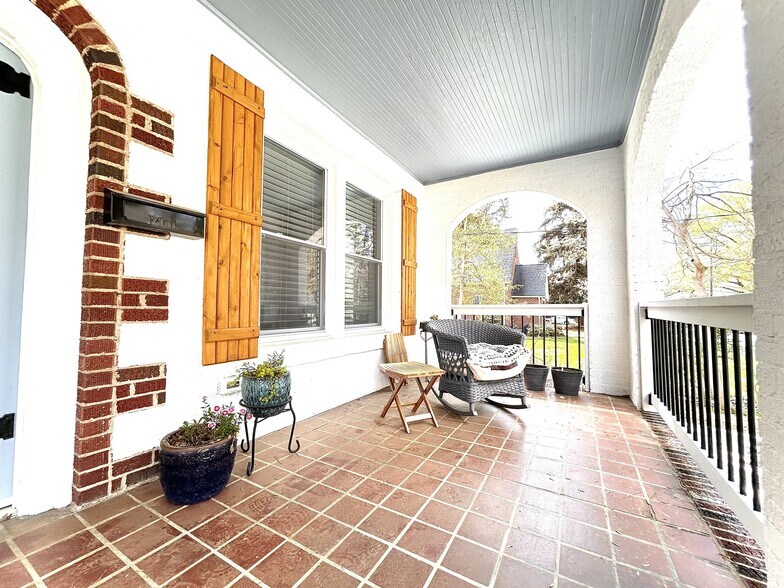 Building Photo - 2240 Queen St