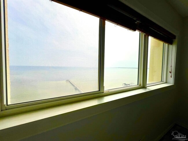 Building Photo - 825 Bayshore Dr