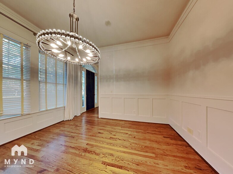 Building Photo - 711 E 9th St