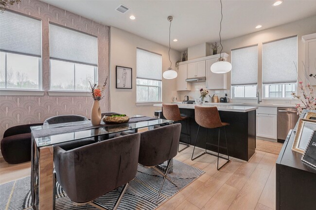 Building Photo - 2802 Grand Fountains Dr