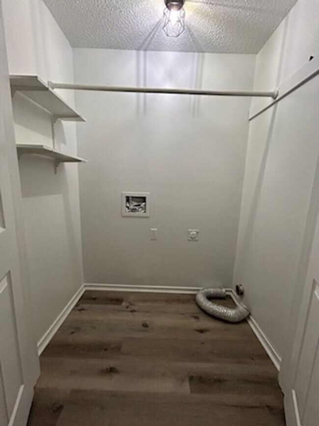 Building Photo - Lakeside Dream Home: Fully Remodeled 4BD/2BA Near Loop 323