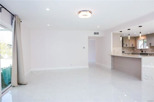 Building Photo - 1133 S Chantilly St