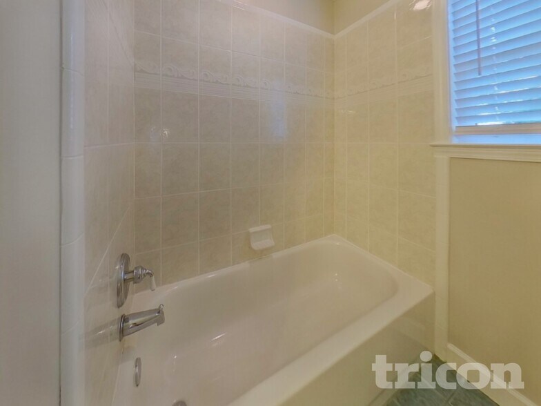 Building Photo - 2417 Battle Dr