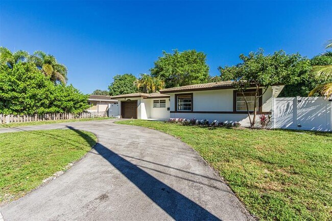 Building Photo - 936 NE 26th Ave