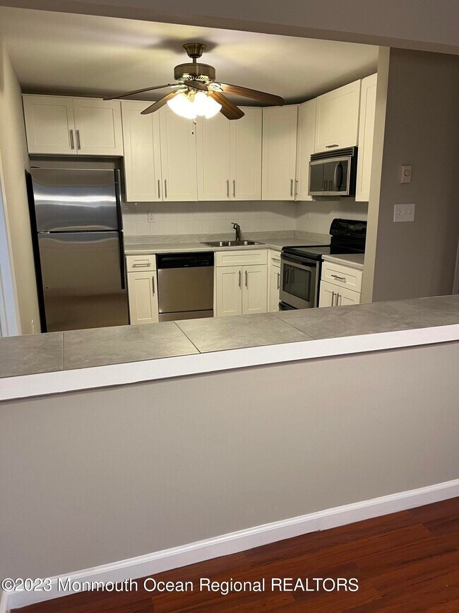 Building Photo - 136 Amberly Dr