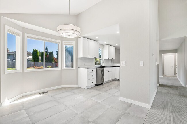 Building Photo - Inviting Everett Home Featuring 3 Bedrooms, Fireplace, and Fully Fenced Backyard