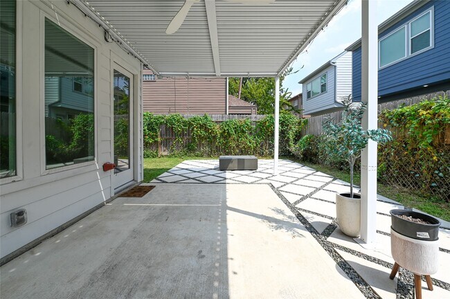 Building Photo - 5233 Darling St