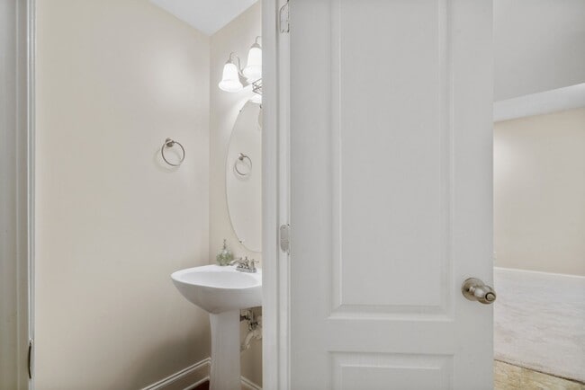 Building Photo - Woodbury Falls Luxury Townhome