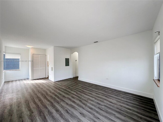 Building Photo - 1920 Biarritz Dr