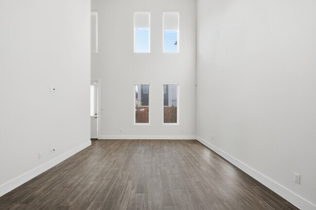 Building Photo - 5519 Paraiso Pl