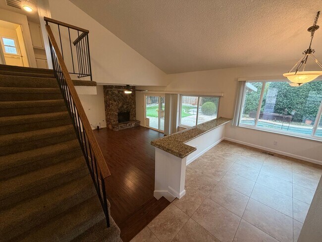 Building Photo - 4 Bedroom | 3 Bathroom | Home in Roseville