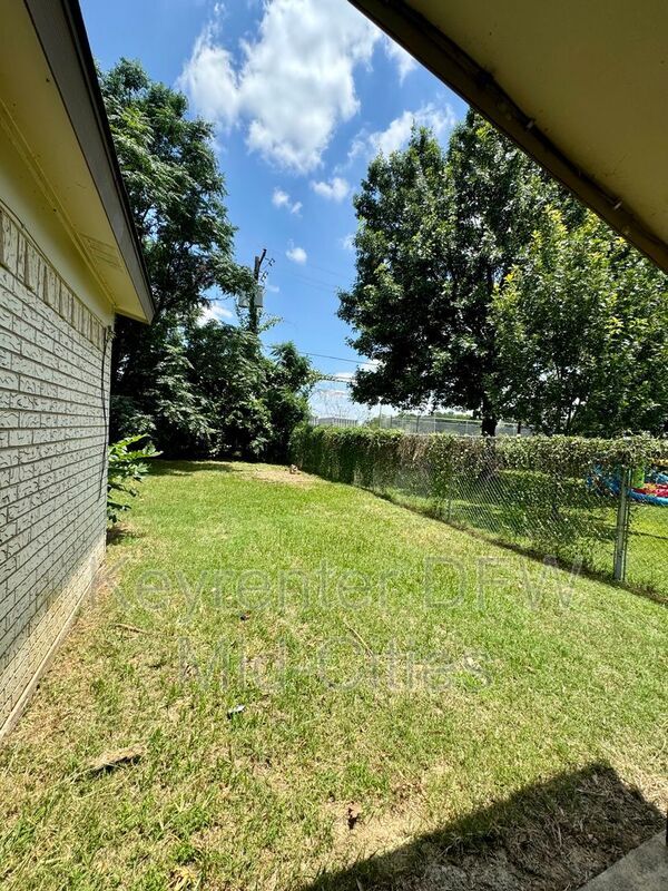 Building Photo - 2024 Robinson St