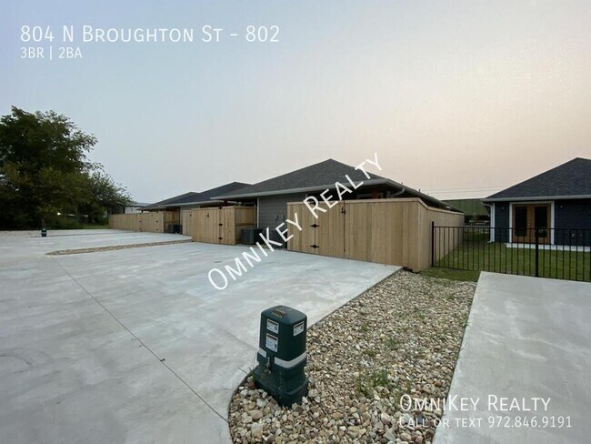 Building Photo - 804 N Broughton St